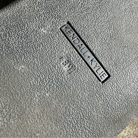 KENDALL + KYLIE • Black Slides Shiloh Sz 8 - Picture 7 of 9